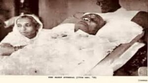 सरदार वल्लभभाई पटेल के पार्थिव शरीर को अंतिम दर्शन के लिए ले जाया जाता हुआ दृश्य, उनके सम्मान में एकत्र जनसागर।