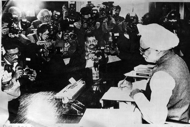Dr. Manmohan Singh दस्तावेज़ पर हस्ताक्षर करते हुए, 1991 आर्थिक सुधार के दौरान।